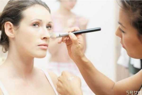 化妆脸部提亮用什么