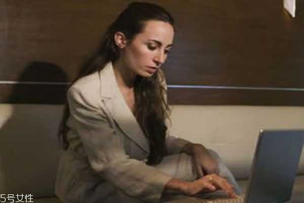 下巴上的粉刺能不能挤 下巴上的粉刺能不能挤