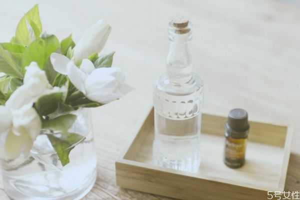 纯露和乳液有什么差别?纯露和水乳的先后顺序 纯露和乳液有什么差别?纯露和水乳的先后顺序