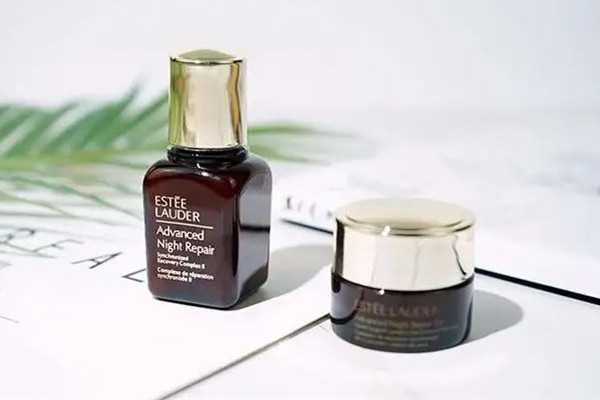 雅诗兰黛小棕瓶是早晚使用吗