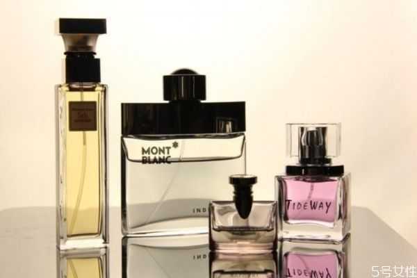 夏天香水喷哪里好？夏天喷香水的正确方法