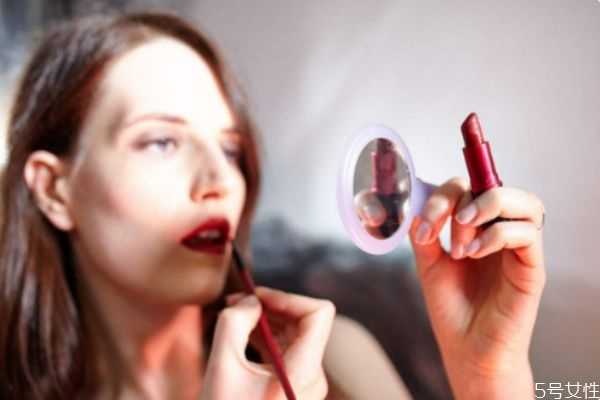 化妆塞到鼻子的白色东西是什么？化妆鼻子里塞的长条是什么