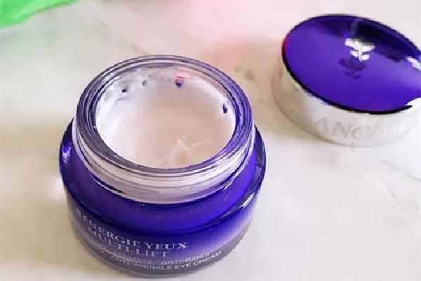 眼霜和眼部精华哪个效果好 眼霜和眼部精华哪个效果好