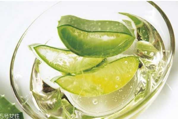 自制芦荟蜂蜜面膜怎么做