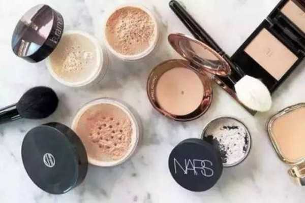 散粉和蜜粉怎么用？散粉、蜜粉和粉饼有什么区别