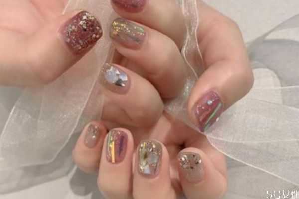 美甲钻石怎么粘才不掉?钻石美甲如何才能牢固 美甲钻石怎么粘才不掉?钻石美甲如何才能牢固