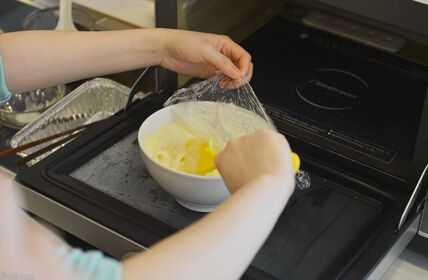 保鲜膜可以放进微波炉加热吗? 保鲜膜可以放进微波炉加热吗?