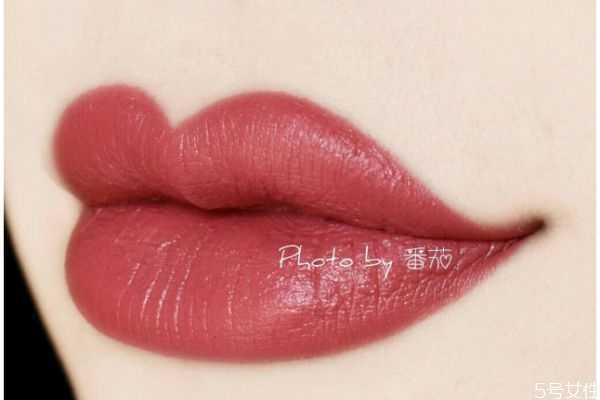 用粉底液打底再涂哑光口红会滋润吗