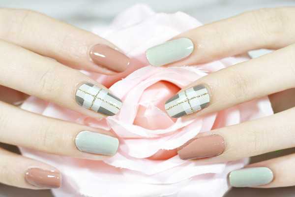 美甲能用酒精卸吗 美甲能用酒精卸吗