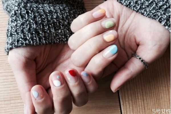 自己做美甲的步骤？如何避免把美甲涂得凹凸不平