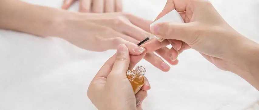 美甲涂完底胶需要擦吗