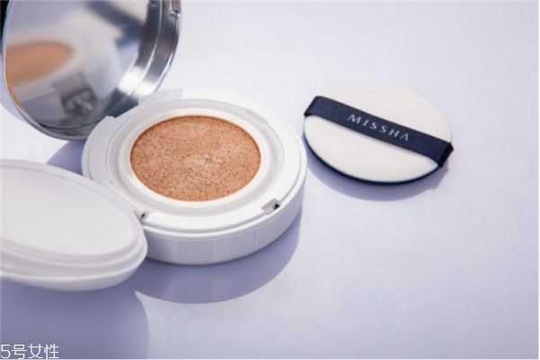 涂气垫bb之前要涂什么?气垫bb霜怎么用才正确 涂气垫bb之前要涂什么?气垫bb霜怎么用才正确