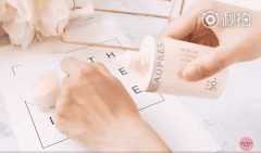 /到化妆品在手背上 /到化妆品在手背上