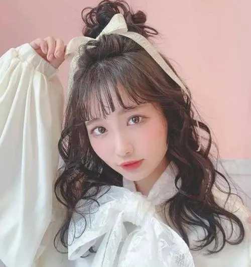 自然卷适合什么发型好看？这几款发型显的年轻又时尚