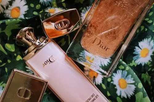 如何根据肤质选择眼部精华