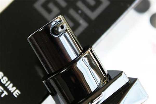 纪梵希绒雾哑光粉底液适合干皮吗？