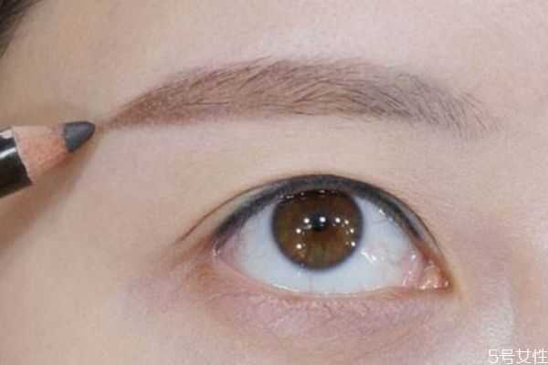 淡妆眉毛怎么画好看？画眉需要注意的事项