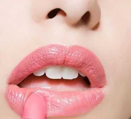 哑光口红涂上以后太干怎么办 哑光口红涂上以后太干怎么办