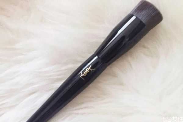 粉底刷不洗第二天会干吗？粉底刷是不是每次都要洗