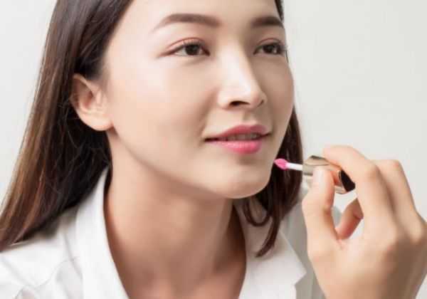 涂唇彩和涂口红的顺序 涂唇彩和涂口红的顺序