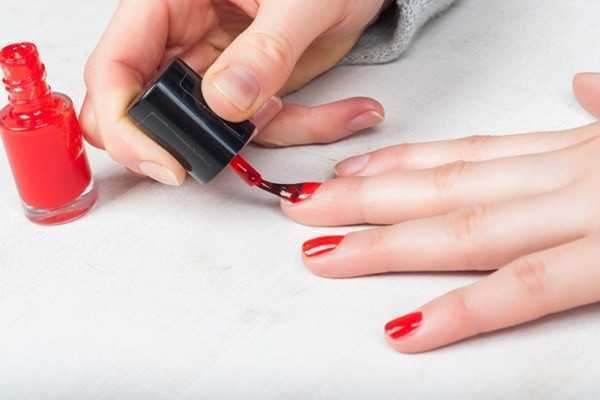 涂指甲油为什么要涂底油? 涂指甲油为什么要涂底油?