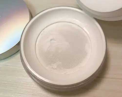 蜜粉和bb霜先用哪个 蜜粉和bb霜先用哪个