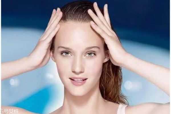 脸部皮肤干燥怎么补水 脸部皮肤干燥怎么补水