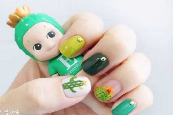 夏季做什么颜色的美甲好看？法式美甲哪种颜色适合夏天