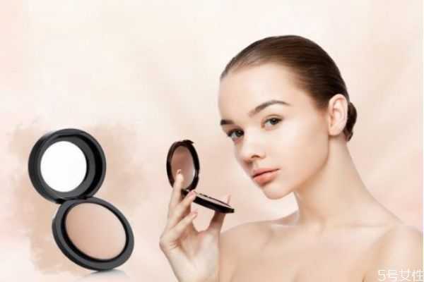 化妆后怎么用喷雾避免花妆 化妆后怎么用喷雾避免花妆