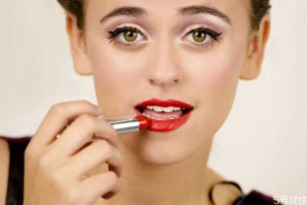 涂口红时嘴巴干怎么办?嘴巴涂口红起皮怎么办 涂口红时嘴巴干怎么办?嘴巴涂口红起皮怎么办