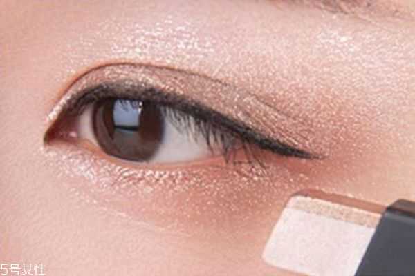 双色眼影怎么正确使用 双色眼影怎么正确使用