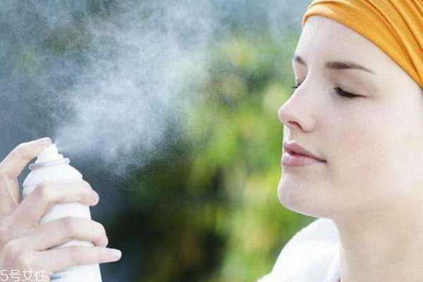 夏天怎么用保湿喷雾 3个用法为肌肤吹空调