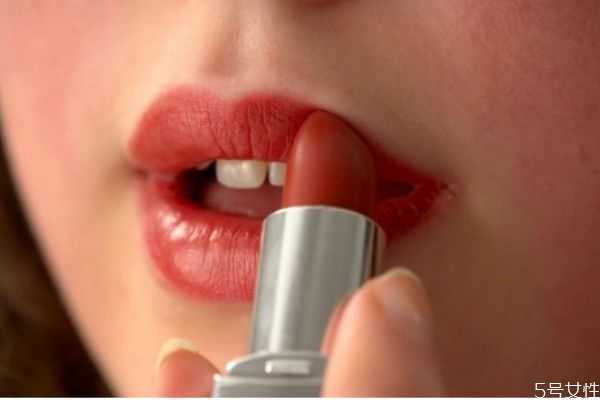 口红是不是石油做的？口红和石油有什么关系