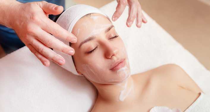 /女生躺着做面膜