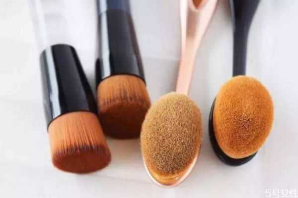 粉底刷真的比美妆蛋好用吗