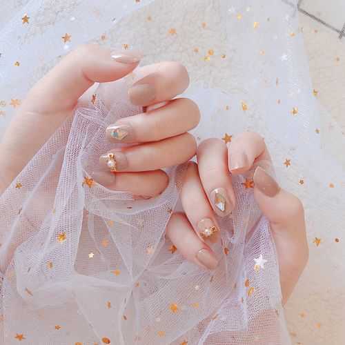 指甲油含有荧光剂吗