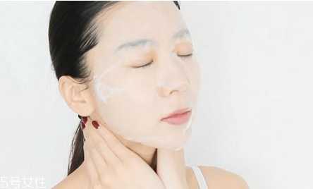 夏天脸上出油用什么 夏天脸上出油咋办