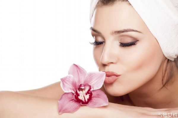 脸上起皮怎么回事？夏天脸干燥起皮怎么办