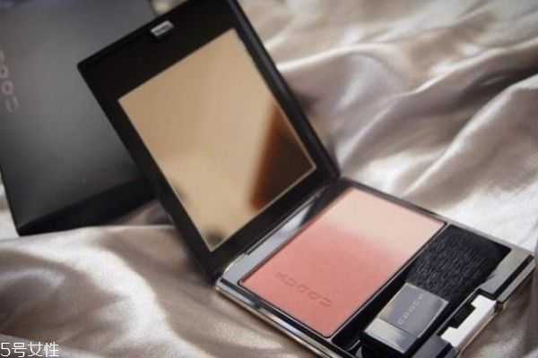 腮红橘色好看还是粉色 腮红橘色好看还是粉色