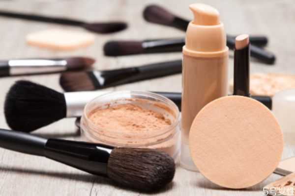 散粉用刷子和粉扑有什么区别?用刷子和粉扑各自的优缺点 散粉用刷子和粉扑有什么区别?用刷子和粉扑各自的优缺点