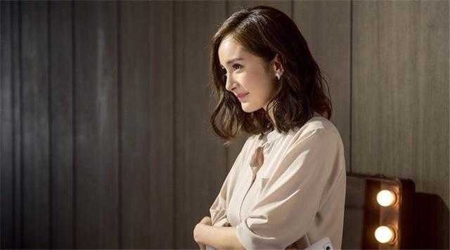 女人过了40岁，别急着剪短发！试试这4款烫发，女儿都夸年轻时髦