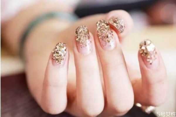 指甲油需要用灯烤吗 指甲油需要用灯烤吗