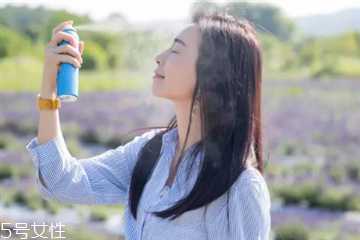 防晒喷雾在化妆前喷还是化妆后？化妆可以用防晒喷雾吗