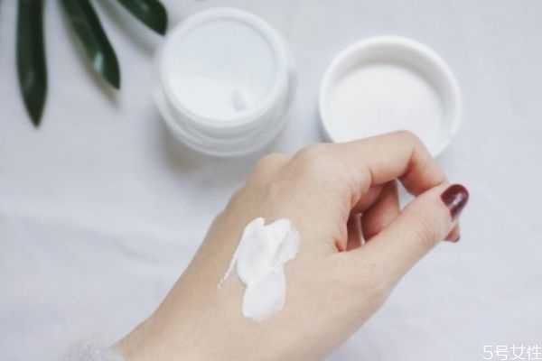 面霜和素颜霜哪个好？面霜和素颜霜先擦哪个
