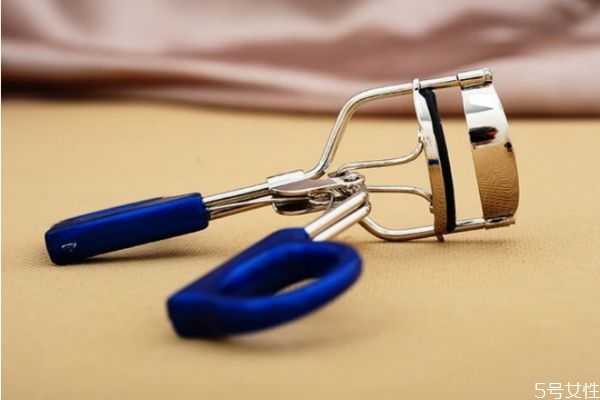 假睫毛能用睫毛夹夹吗？如何不用睫毛夹就能让睫毛翘