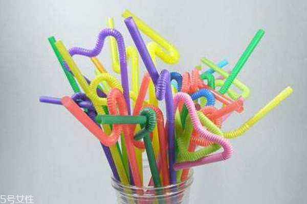 用吸管喝水好不好