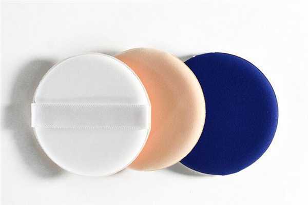 气垫粉扑要打湿在用吗?气垫粉扑和美妆蛋哪个好用 气垫粉扑要打湿在用吗?气垫粉扑和美妆蛋哪个好用