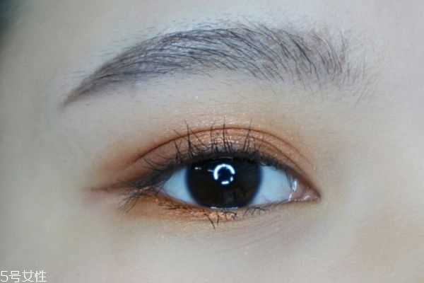 先画眼影还是先贴双眼皮贴?双眼皮贴怎么涂眼影 先画眼影还是先贴双眼皮贴?双眼皮贴怎么涂眼影