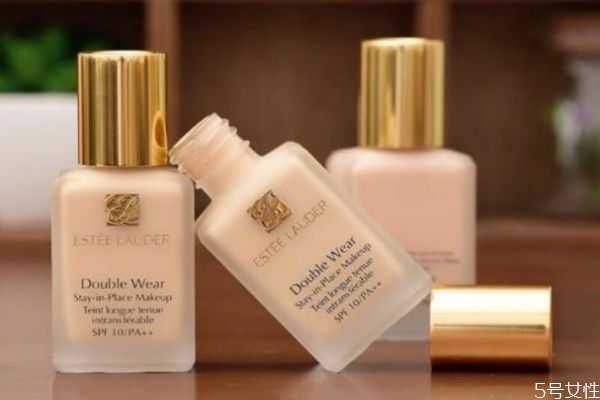 粉底液可以直接涂在脸上吗？粉底液涂多了太白怎么办