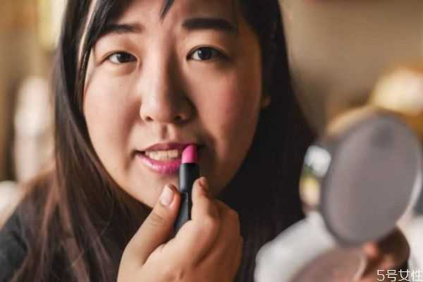 经常化妆会伤害皮肤吗？经常化妆对皮肤有伤害吗